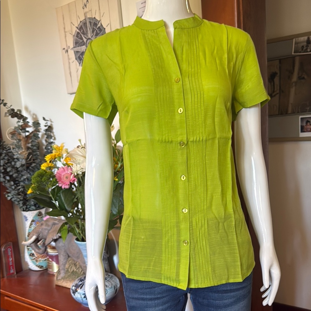 NWT northern reflections size small Lime Green Button-Up Women's Top